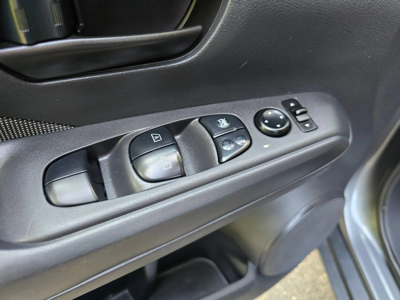 Used 2020 Nissan Kicks S FWD image 21