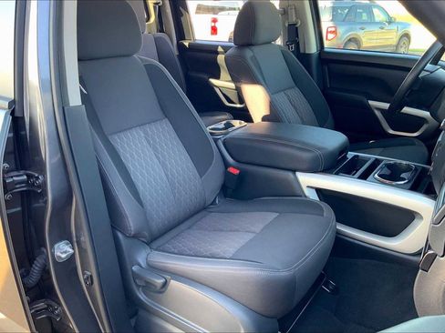 Used 2024 Nissan Titan SV w/ SV Convenience Package image 9