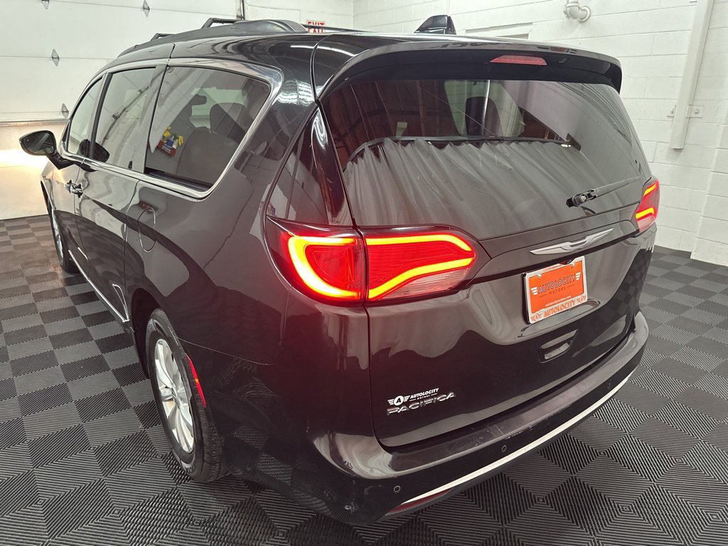 Used 2017 Chrysler Pacifica Touring-L FWD image 7