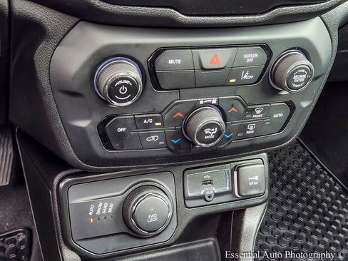 Used 2023 Jeep Renegade Latitude w/ Sun/Sound Group AWD/4WD image 21