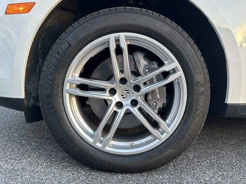Certified 2025 Porsche Macan image 14