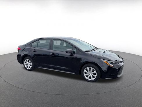 Used 2025 Toyota Corolla LE FWD image 2