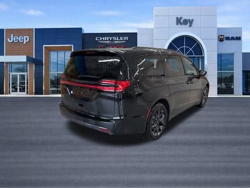 New 2026 Chrysler Pacifica Select w/ S Appearance Package image 6