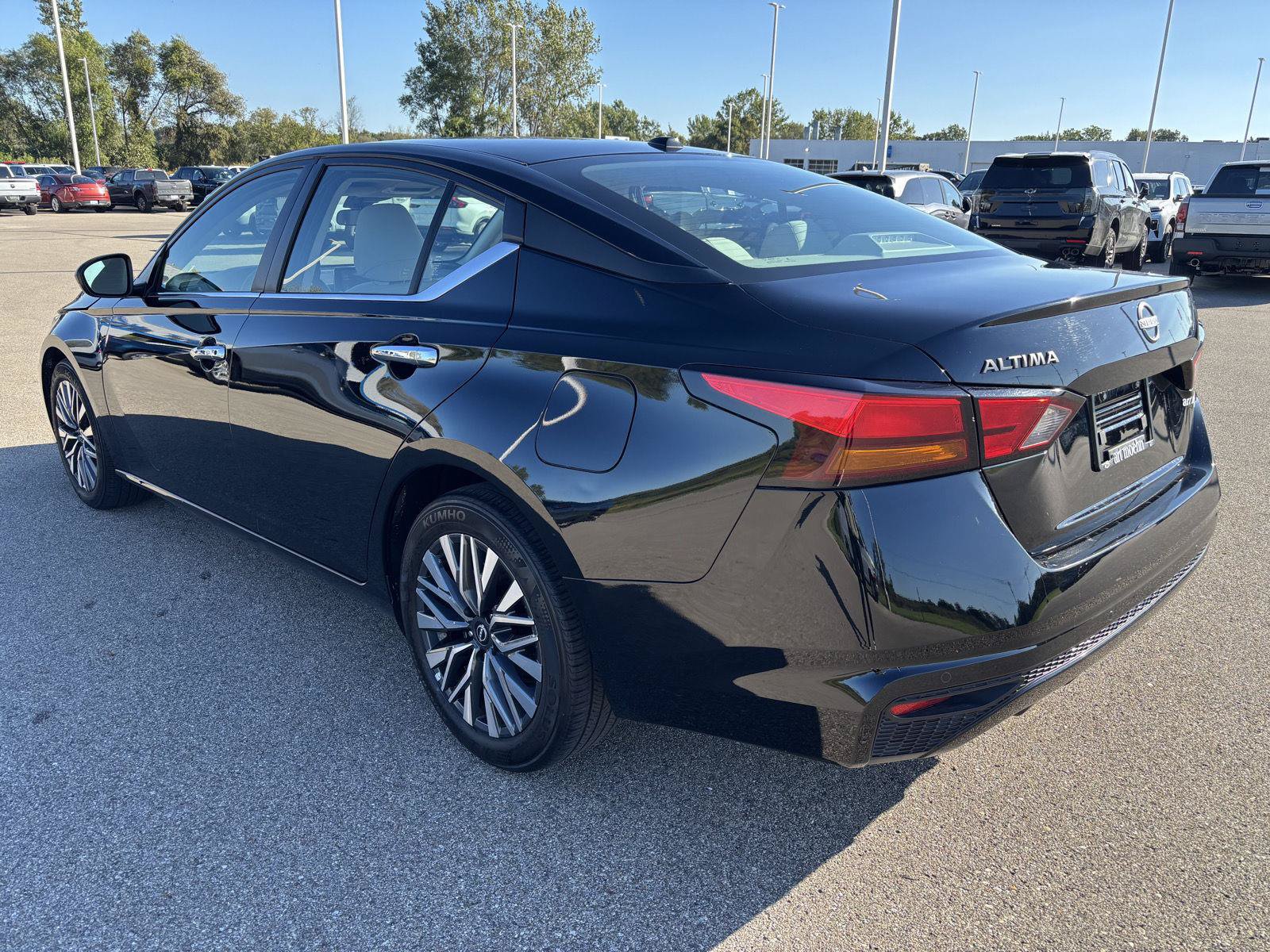 Used 2025 Nissan Altima 2.5 SV FWD image 3