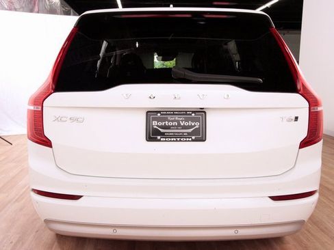 Certified 2022 Volvo XC90 T6 Momentum w/ Protection Package image 7