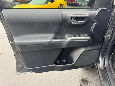 Used 2018 Toyota Tacoma TRD Off-Road w/ Technology Package image 13