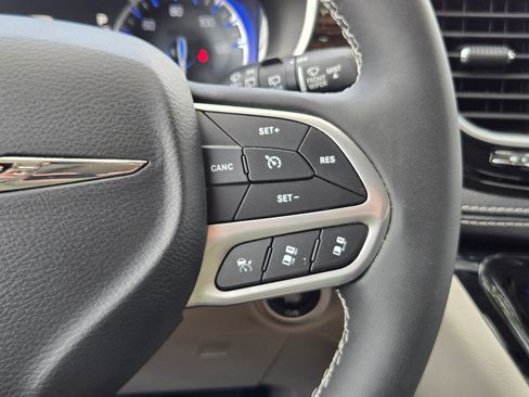 Used 2024 Chrysler Pacifica Limited w/ Uconnect Theater Family Group FWD image 13