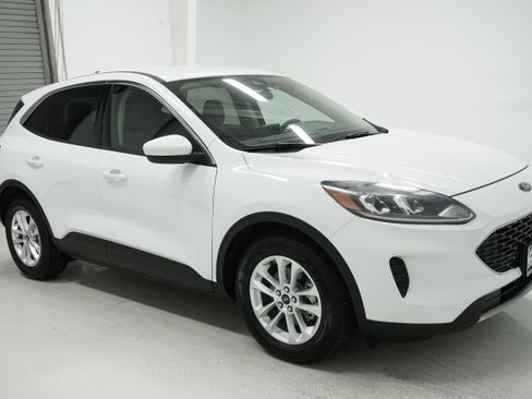 Used 2020 Ford Escape SE image 3