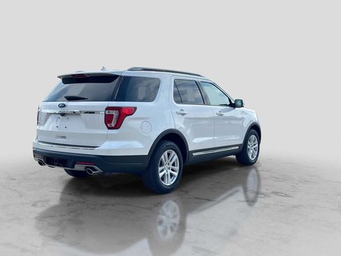 Used 2018 Ford Explorer XLT w/ XLT Technology Feature Bundle FWD image 6