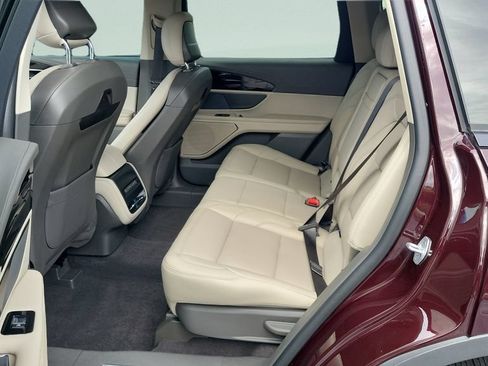 Used 2024 Lincoln Nautilus Premier AWD/4WD image 10