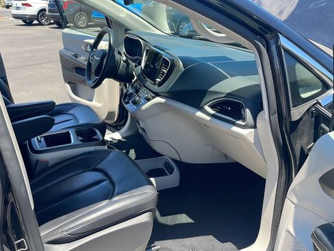 Used 2023 Chrysler Pacifica Touring-L FWD image 31