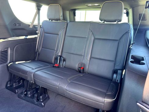 Used 2023 Chevrolet Suburban Premier w/ Advanced Technology Package image 18