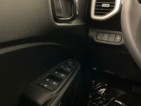 Used 2025 Hyundai Venue Limited FWD image 19