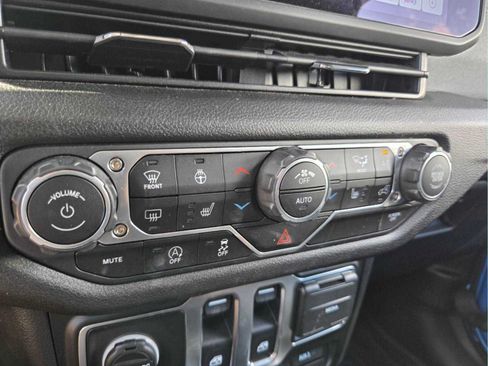 Used 2025 Jeep Wrangler Sport AWD/4WD image 25