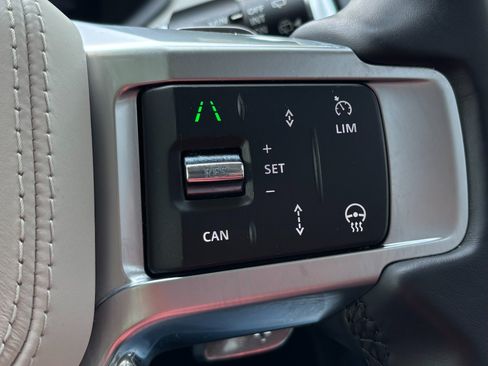 Used 2025 Land Rover Discovery Metropolitan Edition AWD/4WD image 37