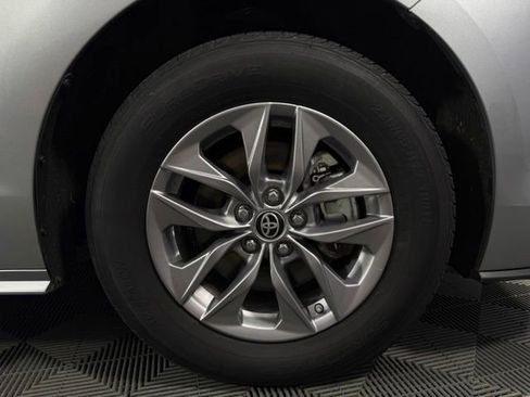 Used 2024 Toyota Sienna XLE FWD image 11