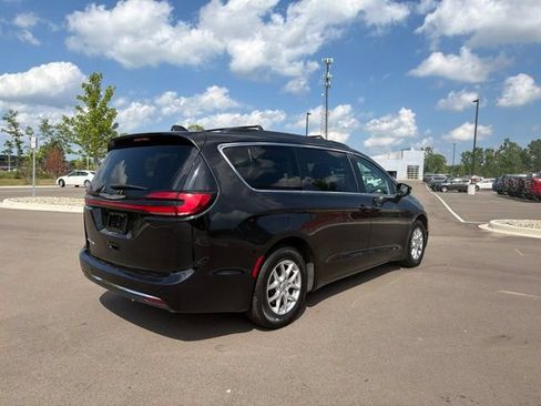 Used 2022 Chrysler Pacifica Touring-L FWD image 5