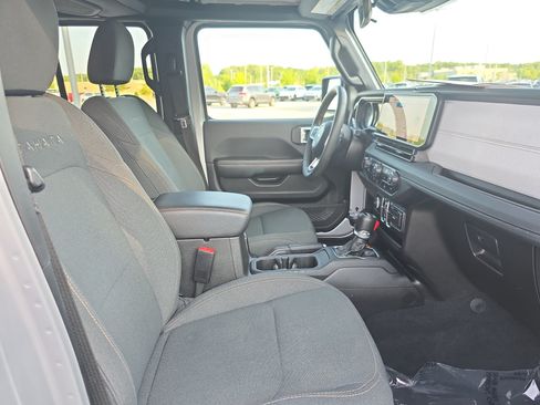 Used 2024 Jeep Wrangler Unlimited Sahara AWD/4WD image 10