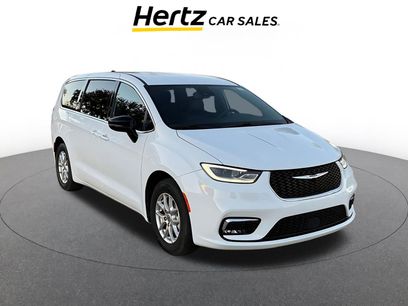 Used 2025 Chrysler Pacifica Select