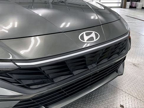 Certified 2024 Hyundai Elantra SE FWD image 29