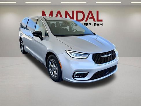 Used 2024 Chrysler Pacifica Limited FWD image 5