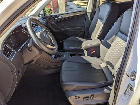 Used 2023 Volkswagen Tiguan SE FWD image 11