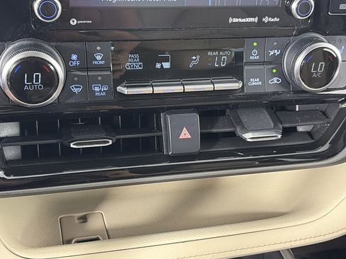 Used 2022 Toyota Highlander XLE AWD/4WD image 23