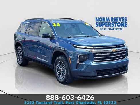 Used 2025 Chevrolet Traverse LT FWD image 1