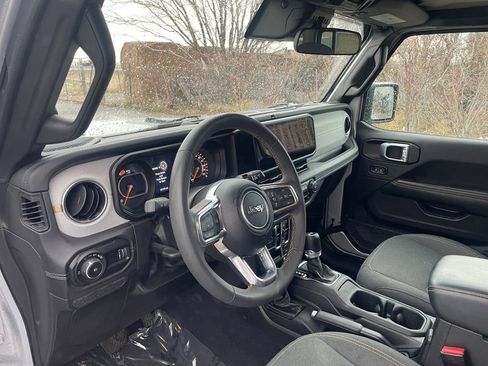 Used 2024 Jeep Wrangler Unlimited Sahara AWD/4WD image 21