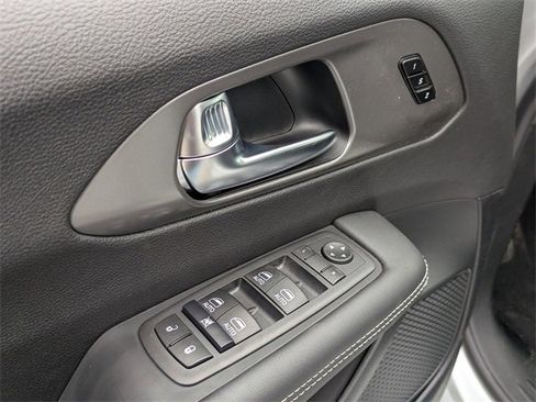 New 2026 Chrysler Pacifica Select image 11