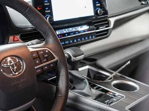 Certified 2024 Toyota Sienna Limited image 25