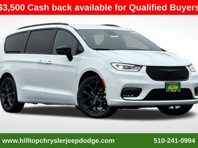 New 2026 Chrysler Pacifica Select