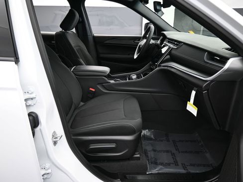 Used 2024 Jeep Grand Cherokee L Laredo image 39