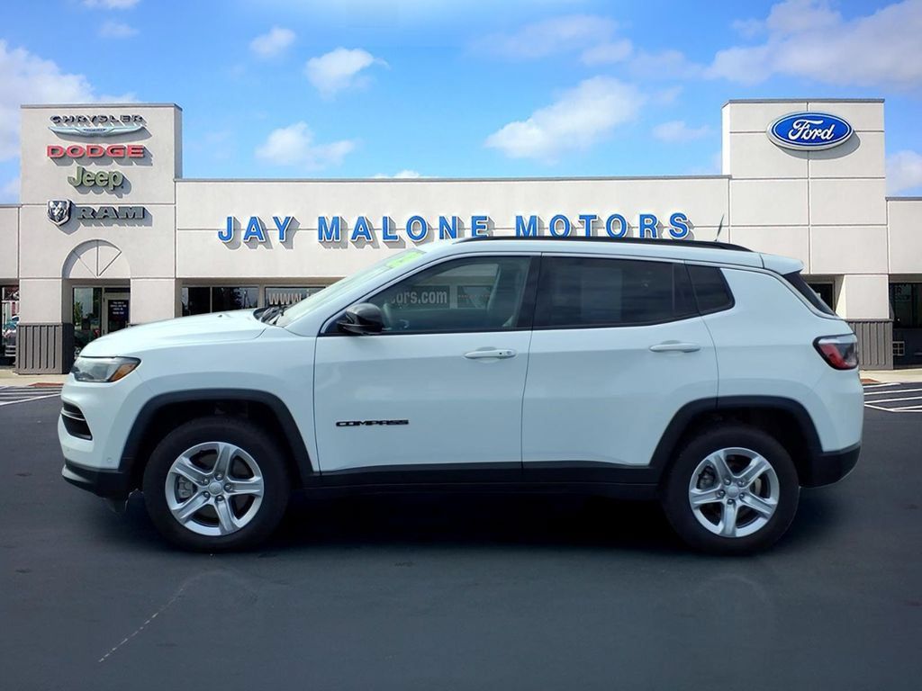 Used 2023 Jeep Compass Latitude w/ Convenience Group AWD/4WD image 7
