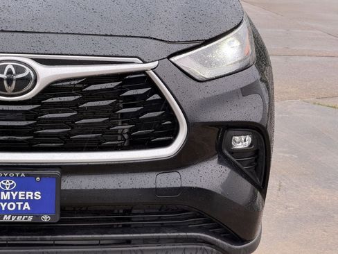 Used 2024 Toyota Highlander LE FWD image 4
