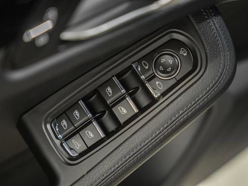 Used 2022 Porsche Macan AWD/4WD image 38