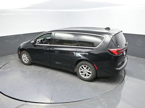 Used 2024 Chrysler Pacifica Touring-L FWD image 40