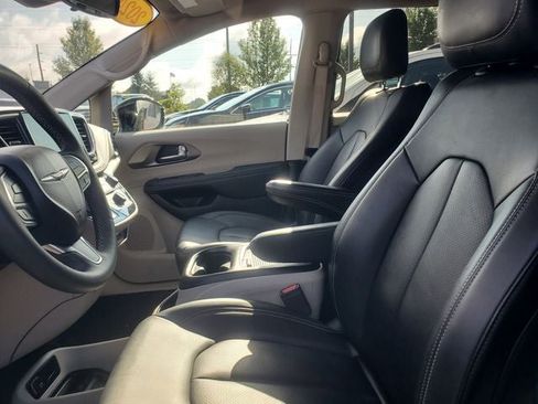 Used 2024 Chrysler Pacifica Limited FWD image 5
