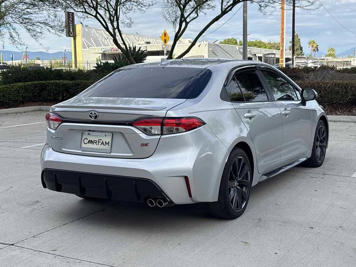 Used 2024 Toyota Corolla SE w/ SE Package FWD image 3
