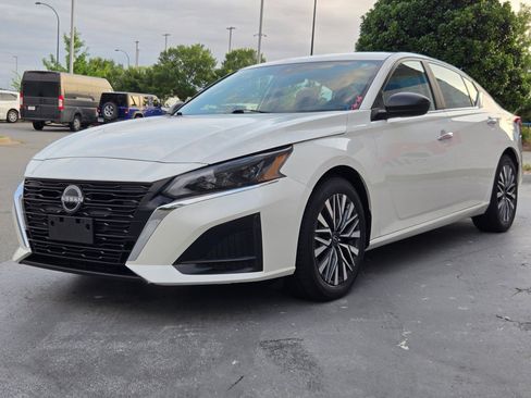 Used 2025 Nissan Altima 2.5 SV FWD image 3