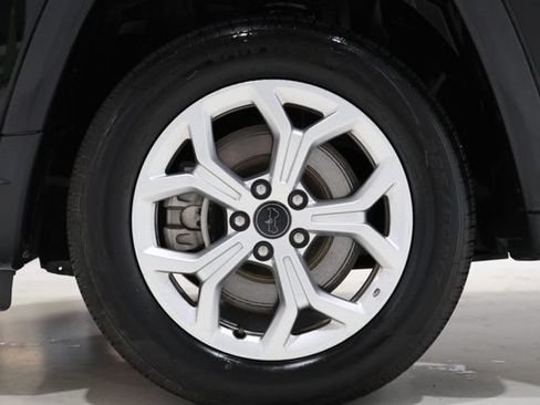 Used 2025 Jeep Compass Latitude w/ Sun & Sound Group AWD/4WD image 9