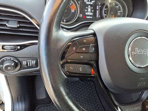 Used 2020 Jeep Cherokee Latitude Plus image 19