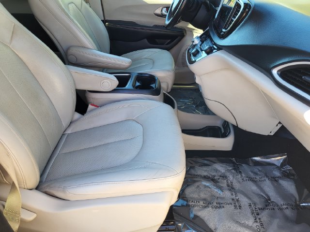 Used 2021 Chrysler Pacifica Touring-L FWD image 11