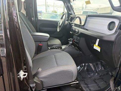 Used 2024 Jeep Gladiator Sport AWD/4WD image 15