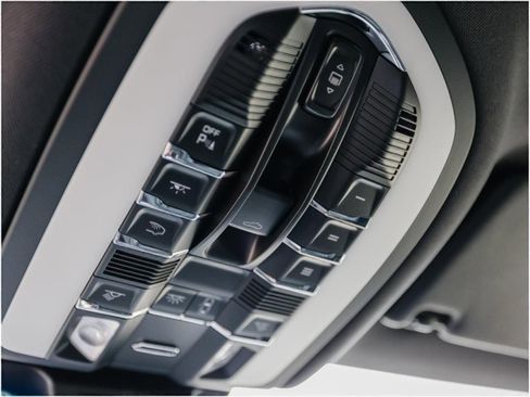 Certified 2025 Porsche Macan image 21