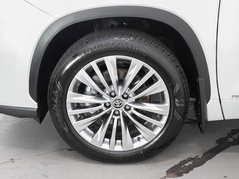 Used 2026 Toyota Highlander Platinum AWD/4WD image 30