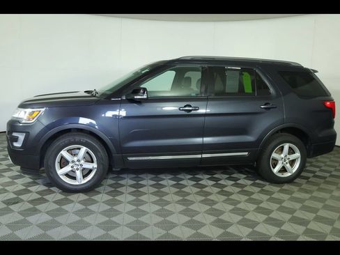 Used 2017 Ford Explorer XLT w/ Equipment Group 202A AWD/4WD image 11