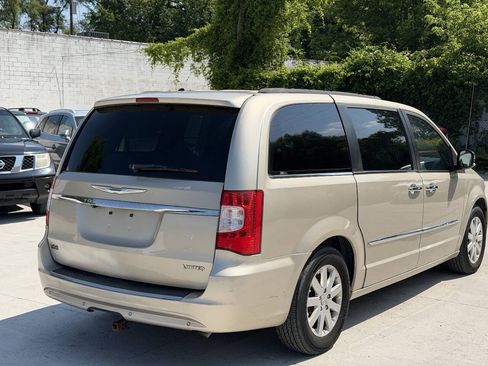 Used 2012 Chrysler Town & Country Touring-L w/ Entertainment Group #2 FWD image 5