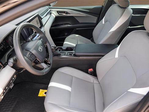 Used 2025 Toyota Camry SE image 9