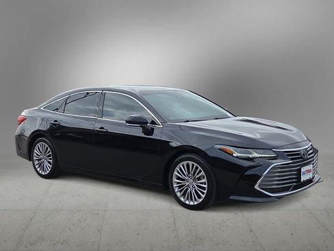Used 2019 Toyota Avalon Limited FWD image 2